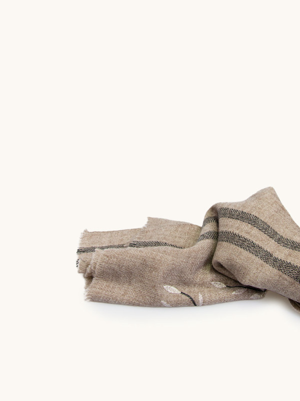 Ciepły szal beżowy z wełny z czarną obwódką 80 cm x 190 cm