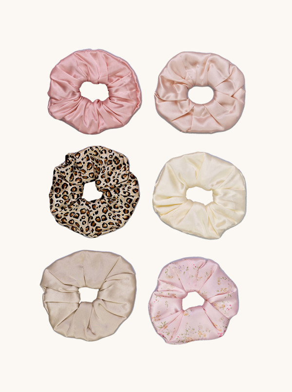 Gumka jedwabna typu scrunchie jasnoróżowa w kwiatki