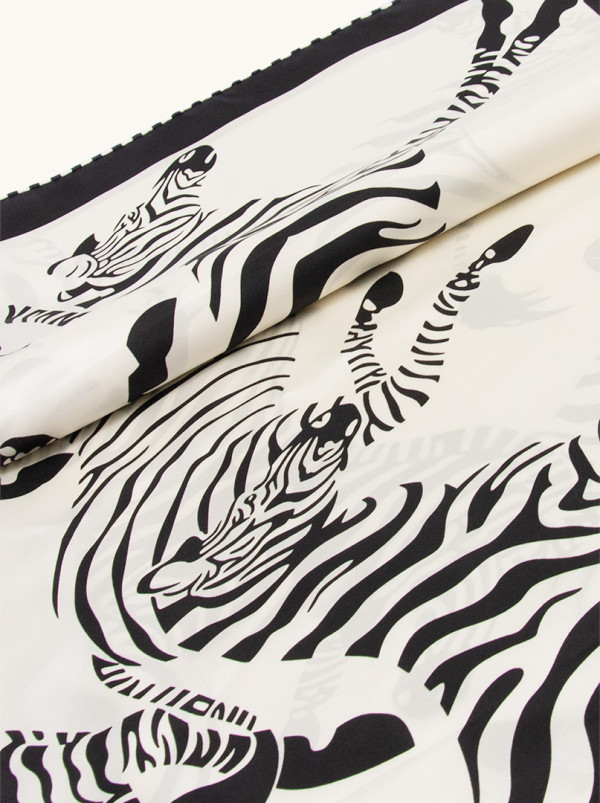 Apaszka 86 cm x 86cm z jedwabiu kremowa z motywem zebry