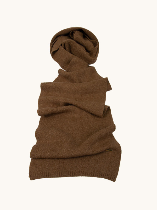 Gładki ciepły szal w kolorze ciemnobrązowym