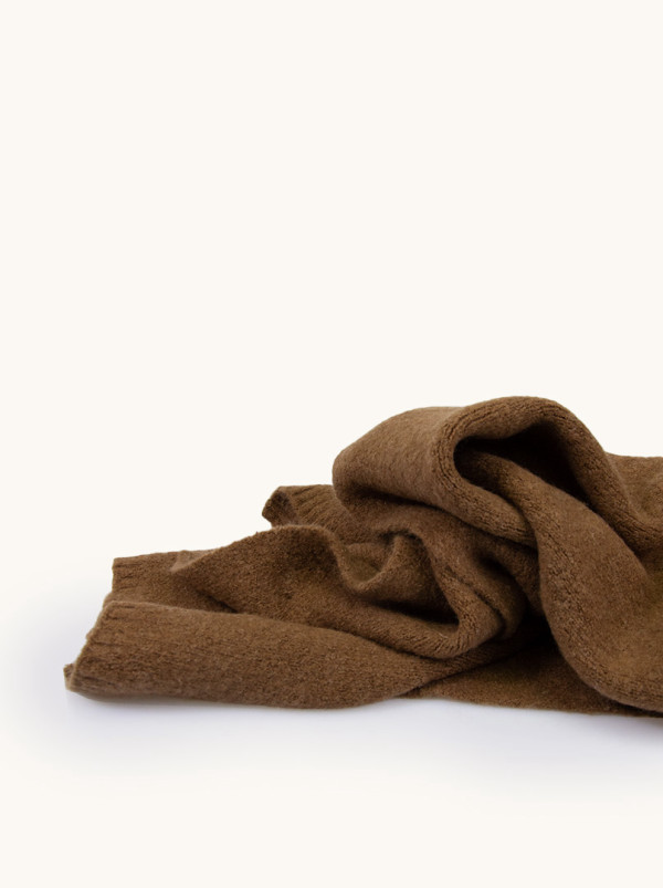 Gładki ciepły szal w kolorze ciemnobrązowym