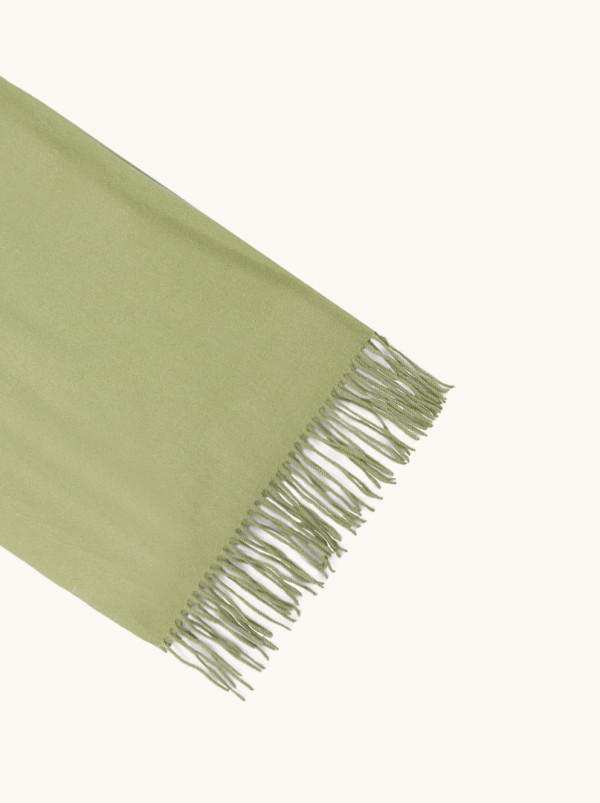 Zielony gładki szalik z frędzlami 