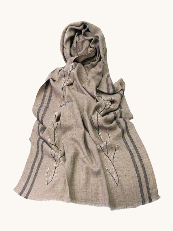 Ciepły szal beżowy z wełny z czarną obwódką 80 cm x 190 cm