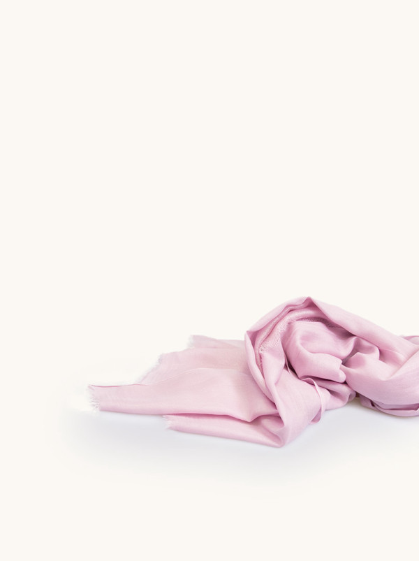 Szal wieczorowy w kolorze różu z połyskującą nitką 110x190cm