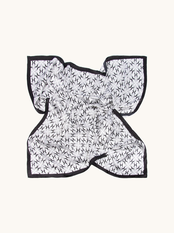 Apaszka chusta 110 cm x 110 cm biała w czarne kwiaty
