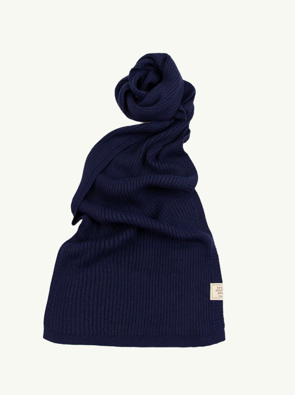 Gładki ciepły szalik prążkowany w kolorze granatowym