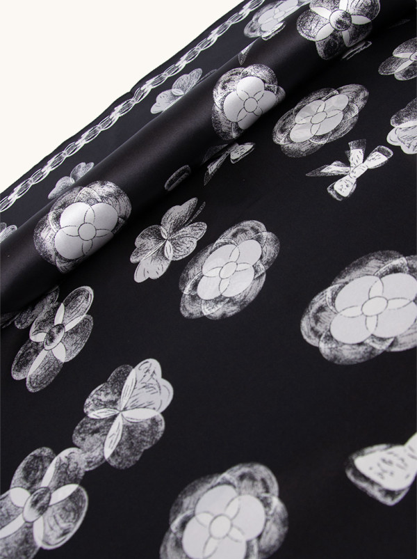 Apaszka 90 cm x 90 cm czarna w kwiaty