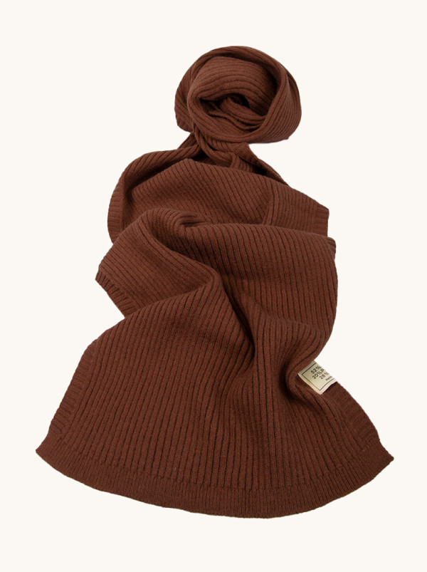 Gładki ciepły szalik prążkowany w kolorze ciemny brąz