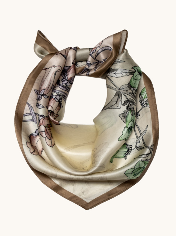 Apaszka jedwabna kremowa gawroszka w kwiaty 53x53 cm