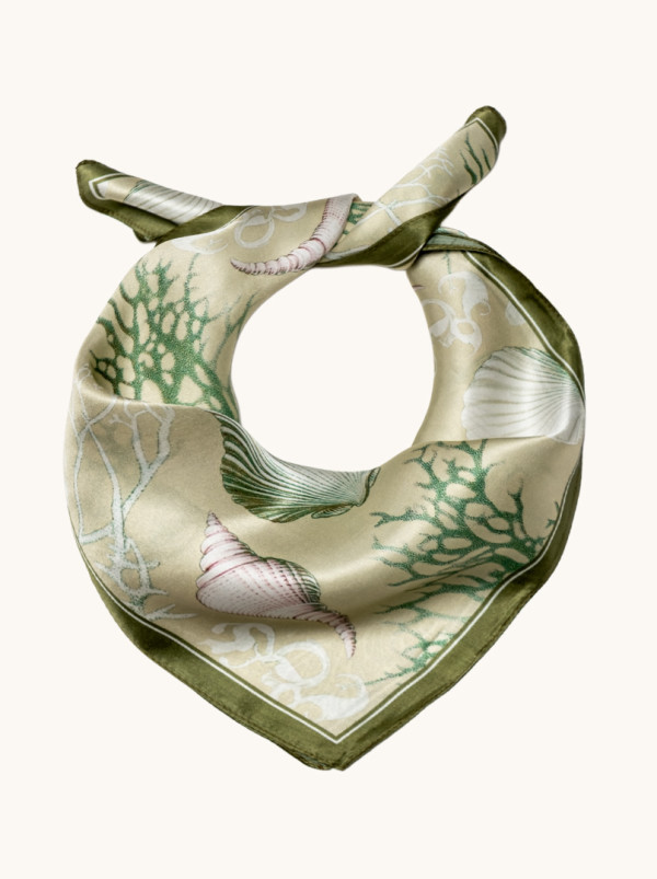 Apaszka jedwabna zielona w muszelki 53x53 cm