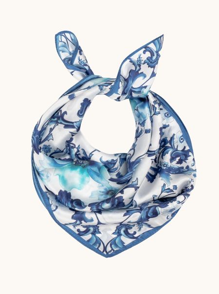 Apaszka jedwabna niebieska w roślinny wzór 53x53 cm