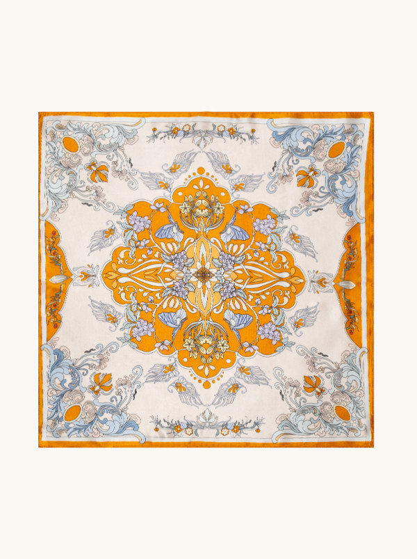 Apaszka jedwabna kremowa z motywem ornamentów 53x53 cm