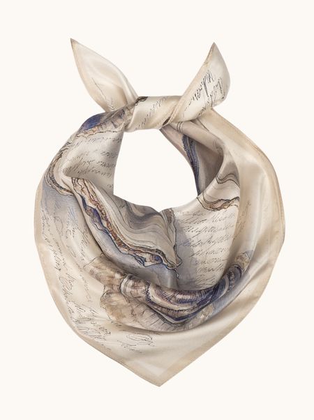 Apaszka jedwabna kremowa z motywem muszelek 53x53 cm