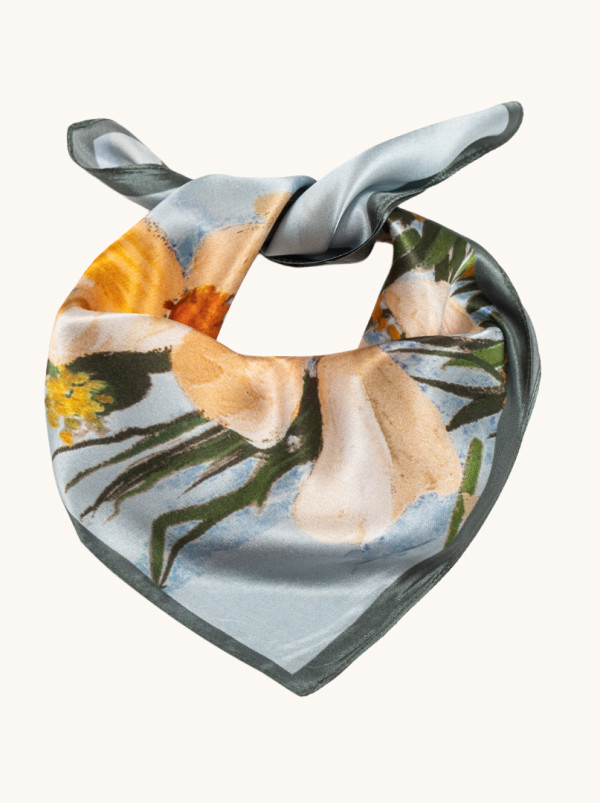 Apaszka jedwabna błękitna z kwiatowym printem 53x53 cm