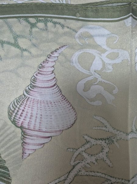 Jedwabna apaszka zielona w muszelki 53x53 cm 