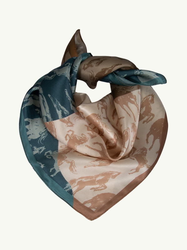 Apaszka  jedwabna beżowa z motywem zwierzęcym 53x53 cm 