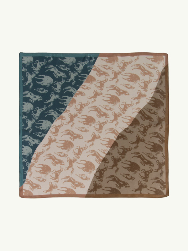 Apaszka  jedwabna beżowa z motywem zwierzęcym 53x53 cm 