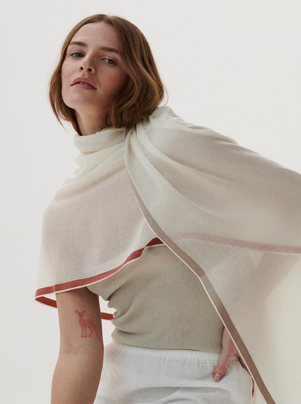 Szal kaszmirowy ecru z kontrastową lamówką – luksusowa lekkość i minimalizm PREMIUM