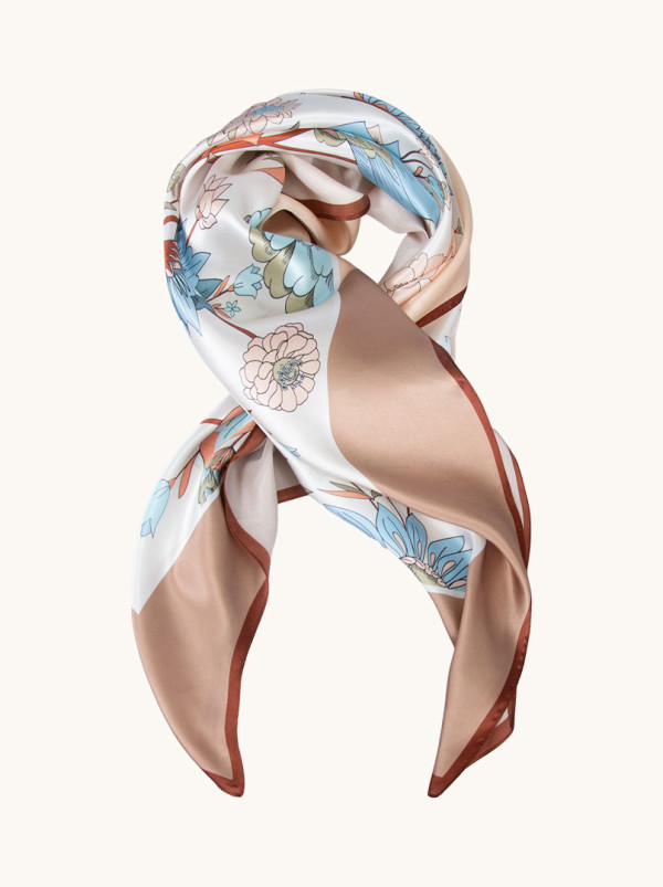 Duża apaszka jedwabna z pastelowym wzorem kwiatowym 88x88 cm