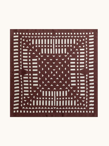 Apaszka jedwabna w bakłażanowym kolorze geometryczna 70x70 cm 