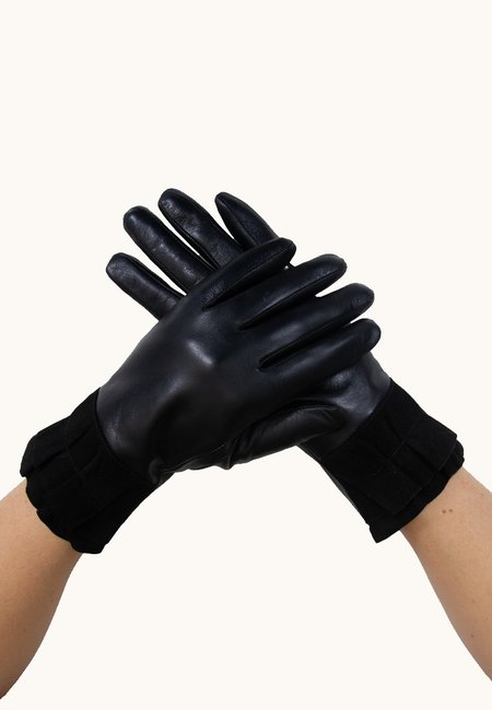 Black leather gloves with a ruffle