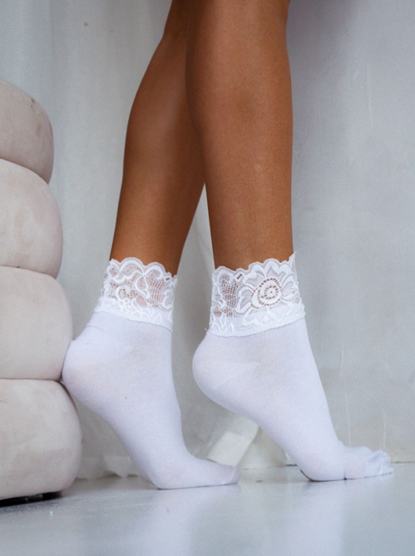 Women's cotton socks with wide lace