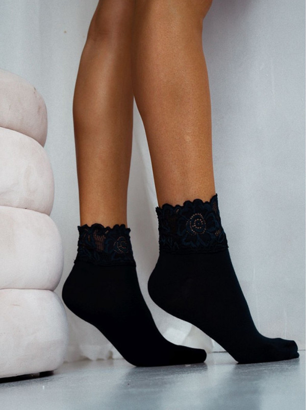 Women's cotton socks with wide lace