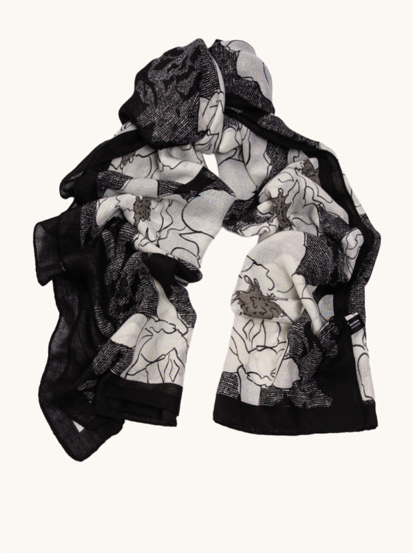 Lekki szal czarny w kwiaty wiskoza 100% 70x180 cm