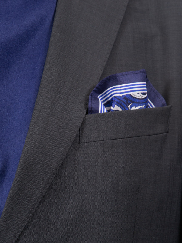 Jedwabna poszetka w granatowo-niebieskie  wzory