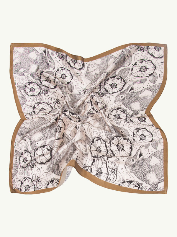 Apaszka jedwabna beżowa z motywem kwiatowym 68x68cm PREMIUM