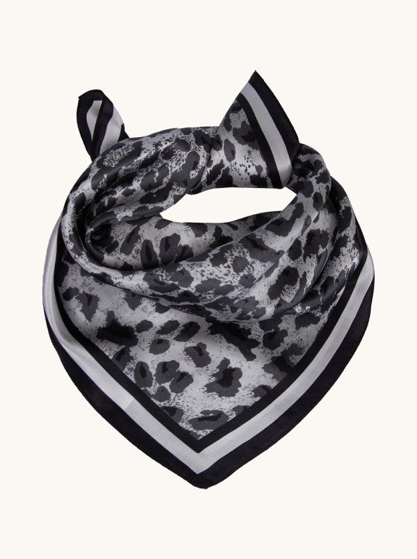 Apaszka  jedwabna czarna panterka  53x53 cm 