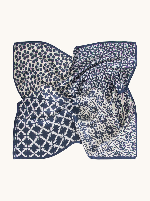 Apaszka jedwabna biała w niebieskie geometryczne wzory 53x53 cm