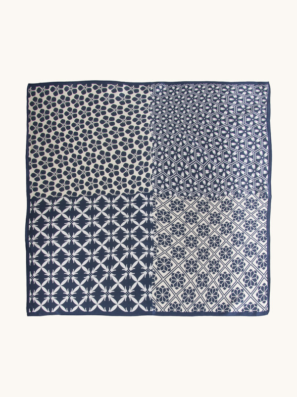 Apaszka jedwabna biała w niebieskie geometryczne wzory 53x53 cm