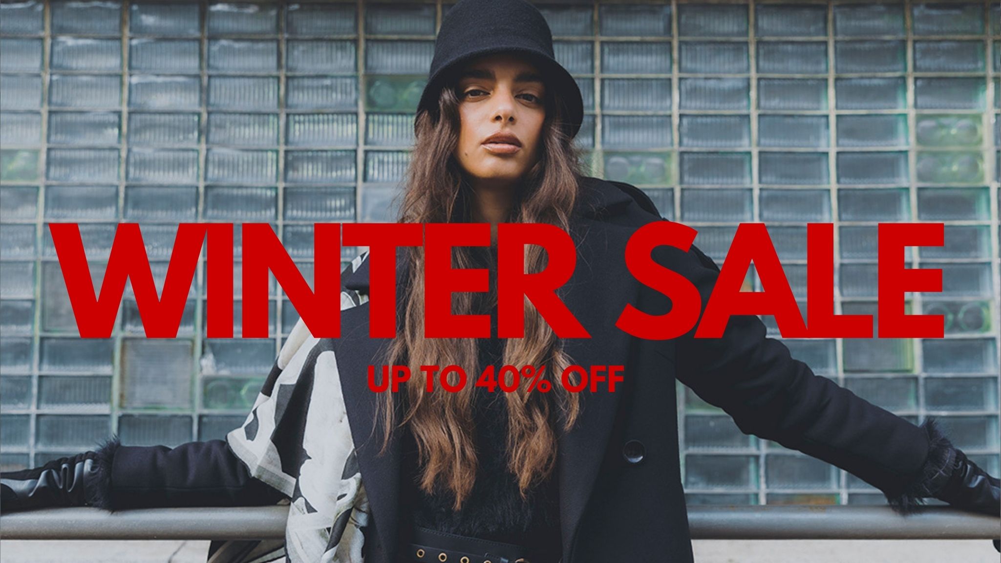 Kobieta w beżowej apaszce