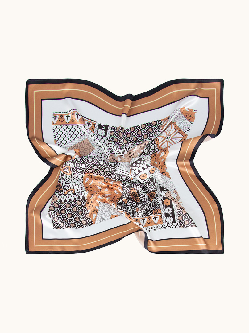 Duża apaszka jedwabna z geometrycznym wzorem beżowo-czarna  88x88 cm  zdjęcie 3