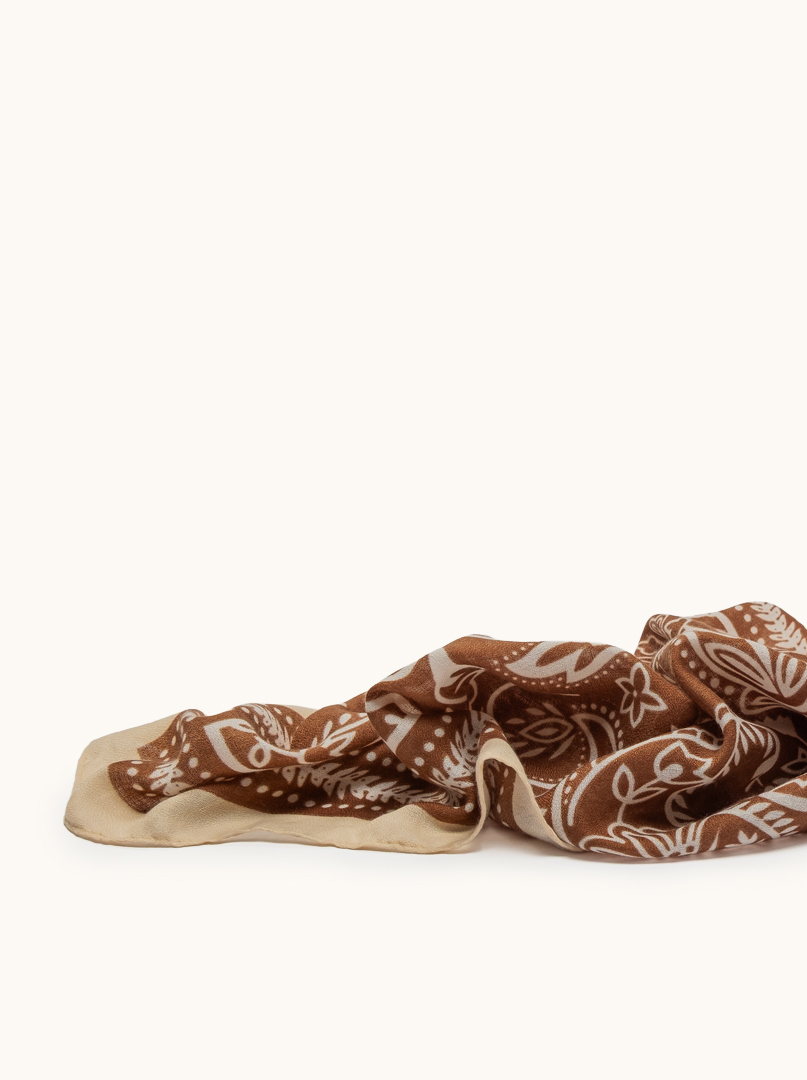 Lekki szal karmelowy z motywem paisley wiskoza 100% 70x180 cm zdjęcie 4