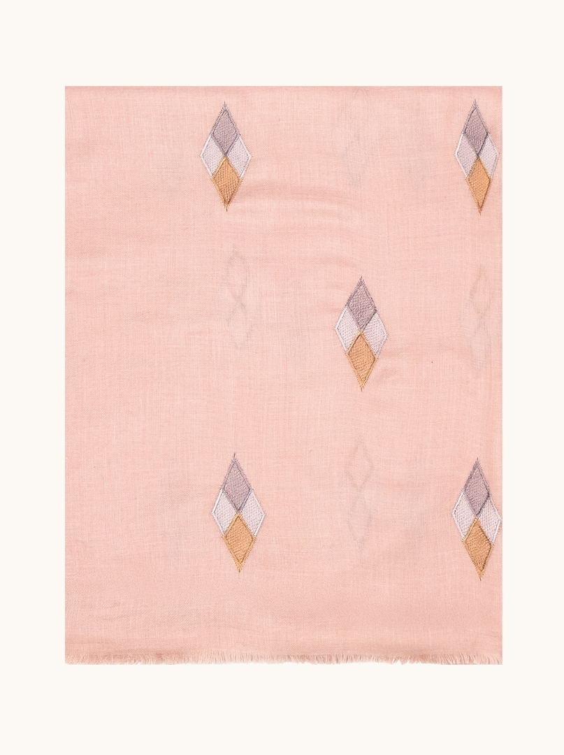 Delikatny szal w kolorze pudrowego różu w geometryczny hafty 95cm x 190cm zdjęcie 2