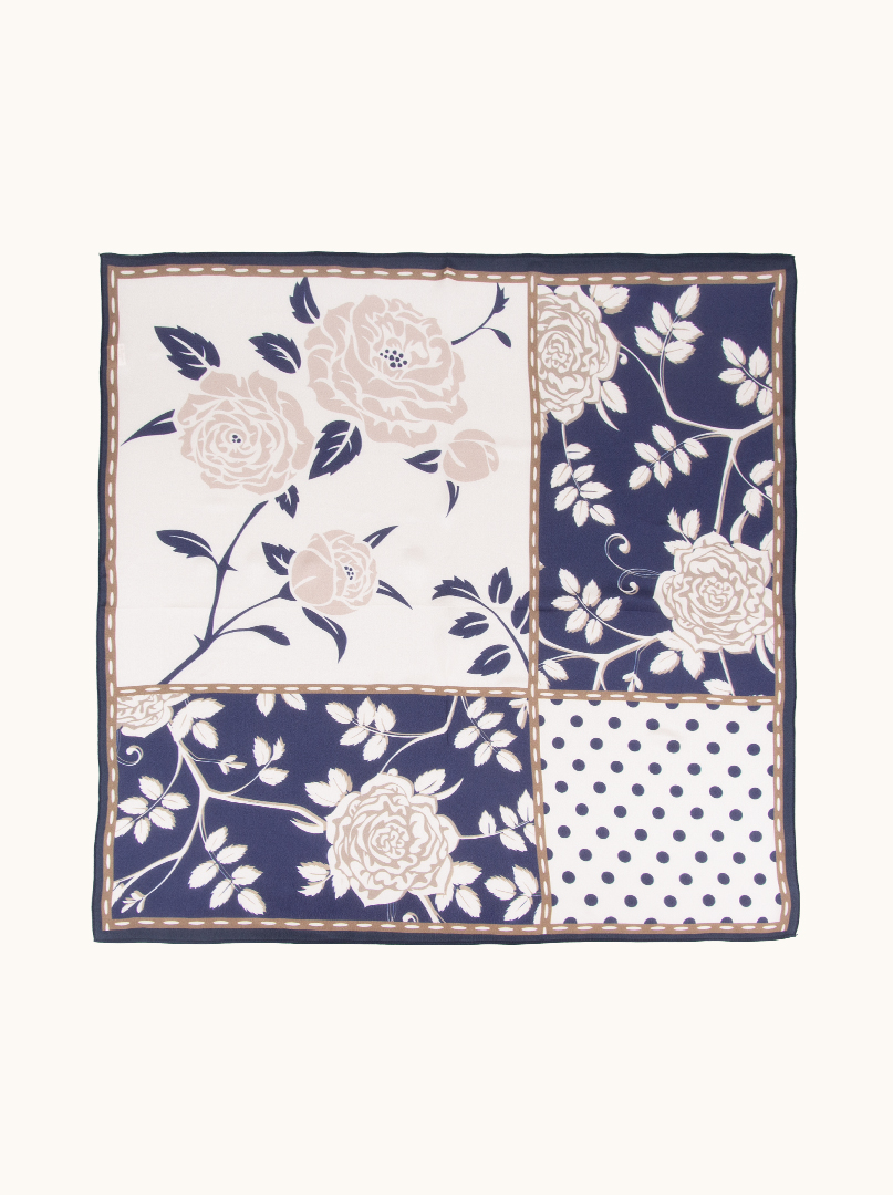 Średnia apaszka z jedwabiu morwowego granatowo-beżowa z kwiatowym wzorem  65cm x65cm zdjęcie 3