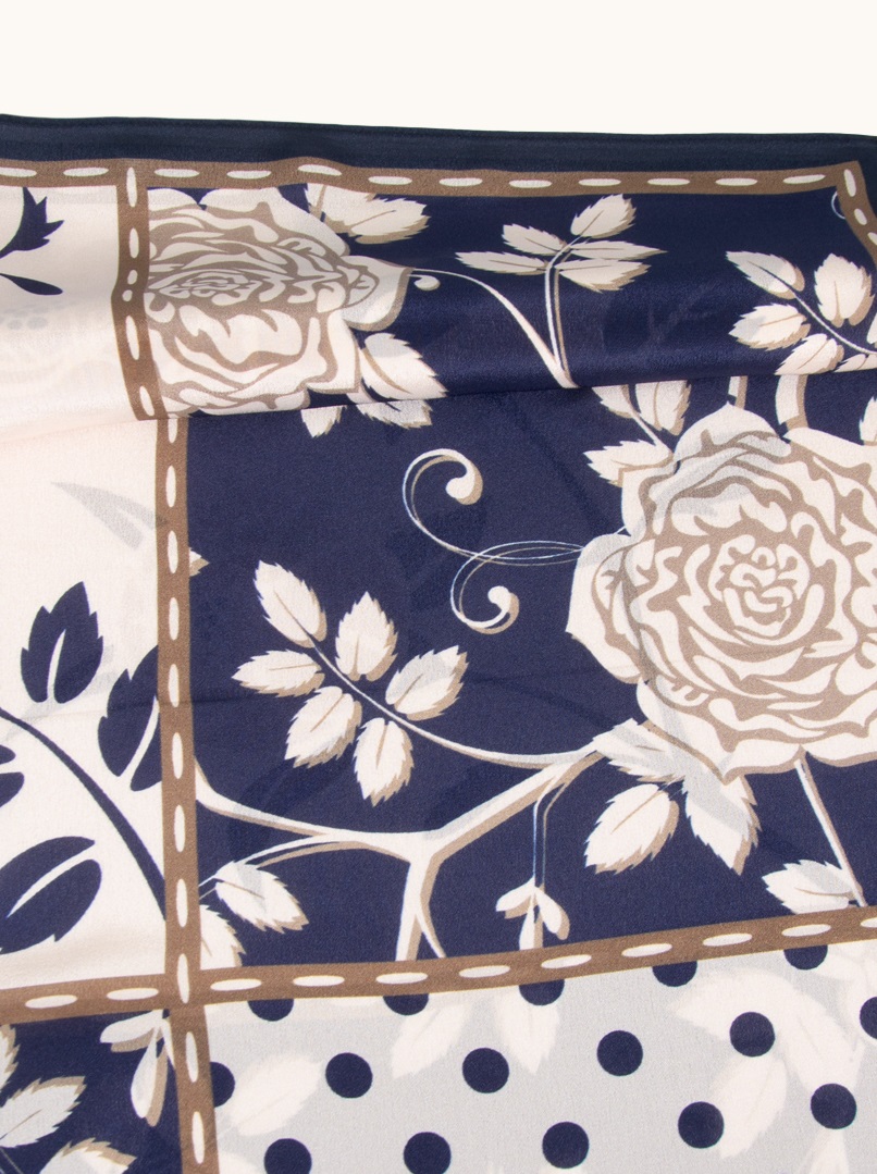 Średnia apaszka z jedwabiu morwowego granatowo-beżowa z kwiatowym wzorem  65cm x65cm zdjęcie 4