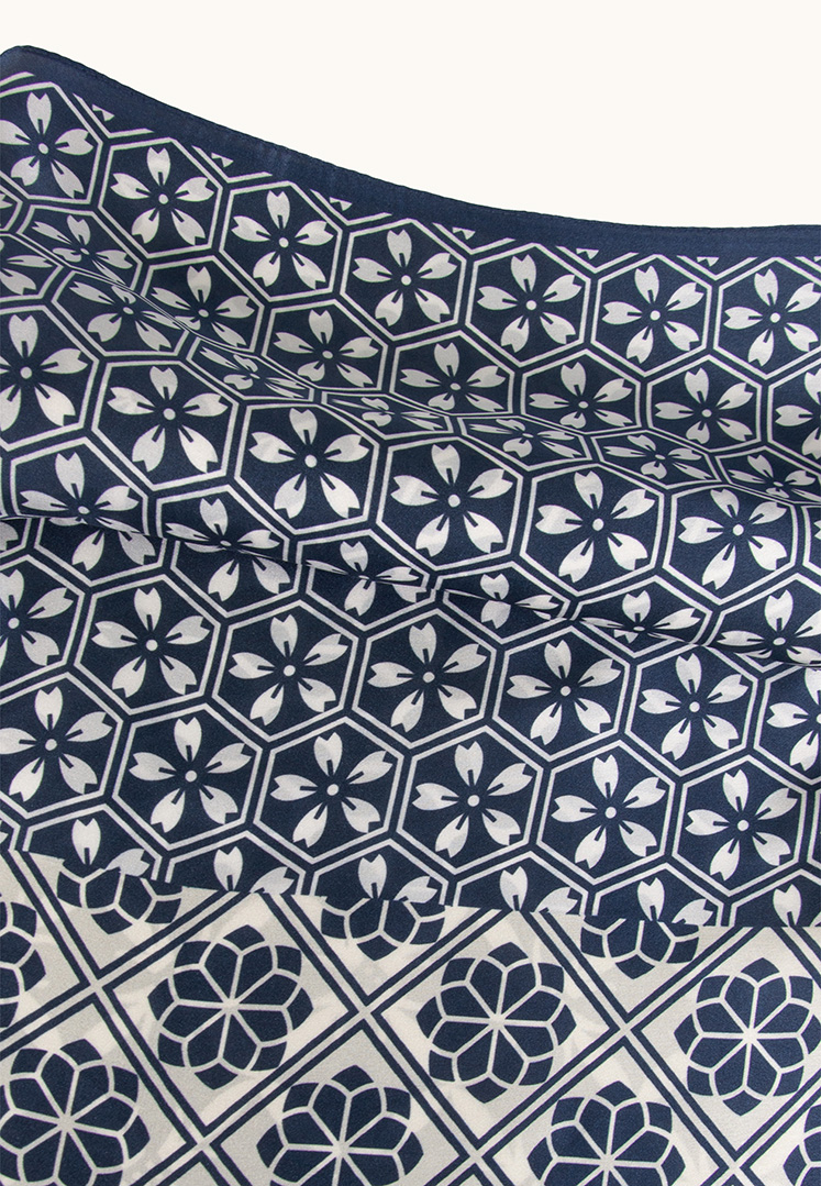 Mała apaszka jedwabna damska gawroszka w odcieniach granatu i ecru 53cm x 53cm zdjęcie 3
